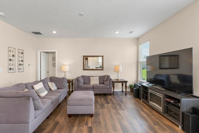 Building Photo - 220 Woodland Sky Dr