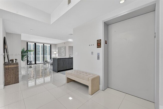 Building Photo - 1010 Brickell Ave