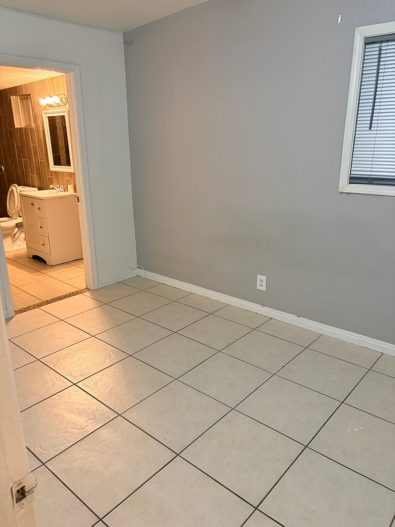 Building Photo - 4392 Springdale Ct