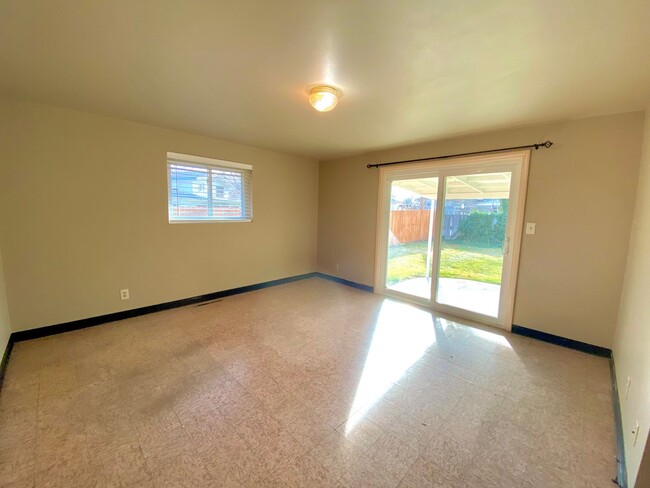 Building Photo - 3 Bedroom, 2 Bathroom Single Level Home ne...