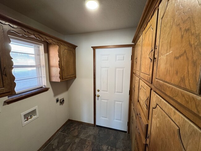 Building Photo - 3 bed, 2 bath, 2 car with 2 extra living s...