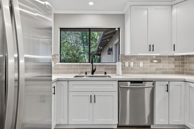 Building Photo - Charming 3-Bed / 2-Bath Retreat on Over an Acre in Sebastopol