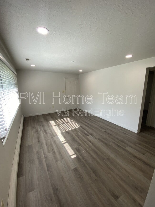 Building Photo - 241 E 200 N