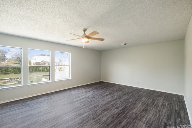 Building Photo - Beautiful, fully remodeled 3 bedroom, 2.5 ...