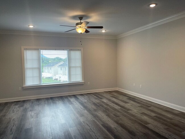 Building Photo - *LIKE NEW!* 3BR/2.5BA Townhouse in Crescen...