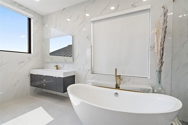 Building Photo - 585 Dolphin Ave SE