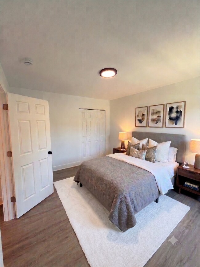 Building Photo - Freshly Renovated 3 Bedroom, 1.5 Bath Townhome in Joliet