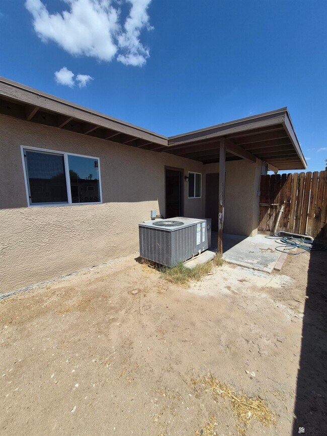 Building Photo - 2040 S 11th Ave
