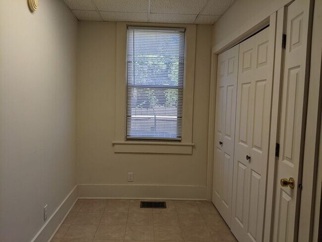 Building Photo - 2 Bedroom Home In The Collett Park Area