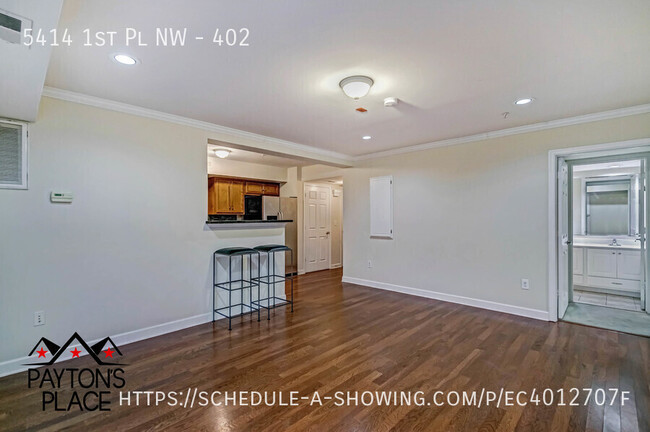 Building Photo - Spacious Condo with Parking