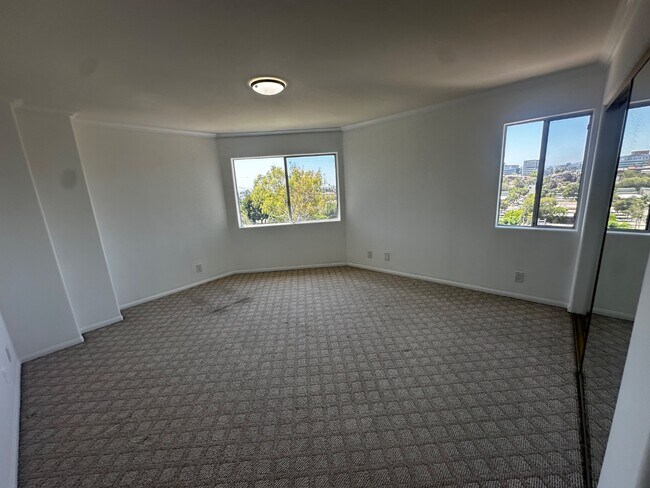 Building Photo - 4003 Sunset Dr