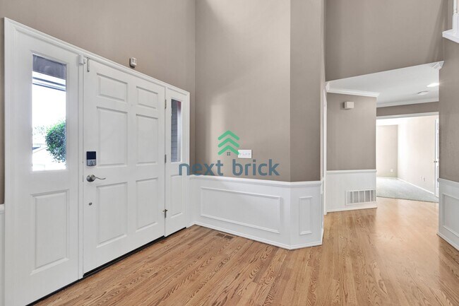 Building Photo - 4 BED & 2.5 BATH FOR RENT