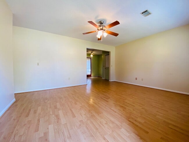 Building Photo - AVAILABLE OCTOBER 2025  [PET FRIENDLY]