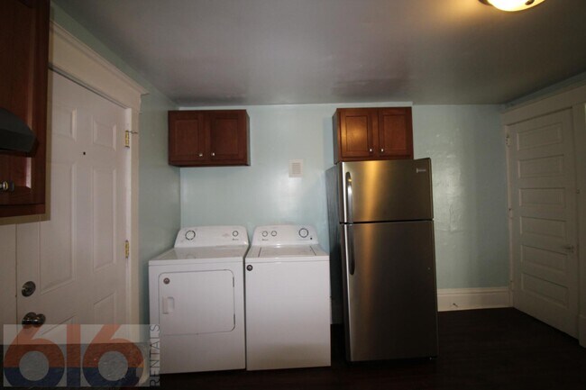 Building Photo - 241 Valley Ave NW