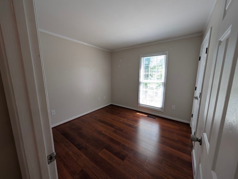 Building Photo - 212 Silver Stone Dr