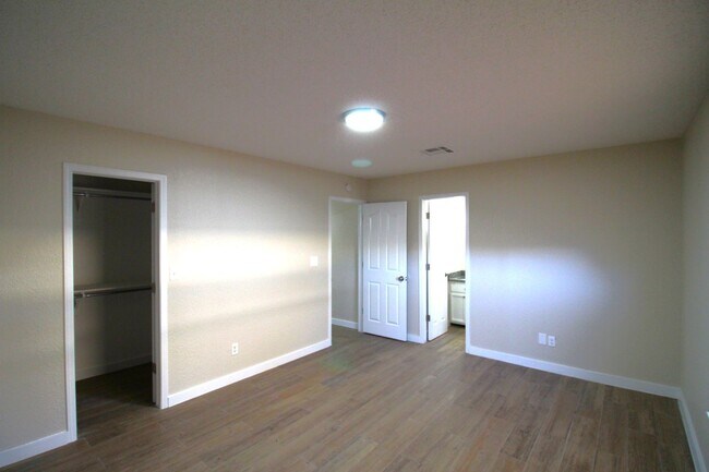Building Photo - Beautiful Northeast Home -Utilities are a ...