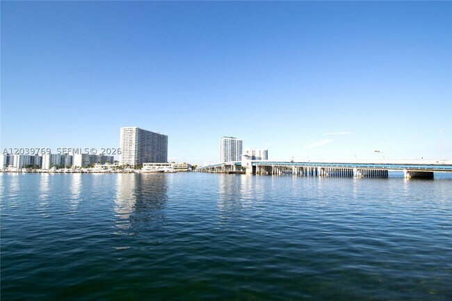 Building Photo - 2016 Bay Dr E