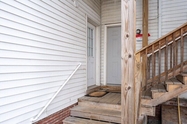 Building Photo - 18 Brook St