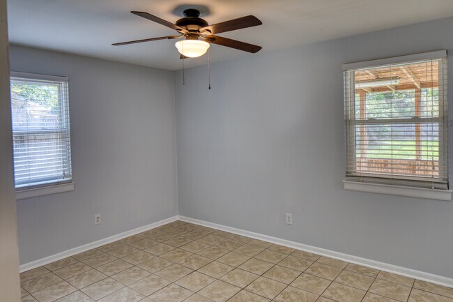 Building Photo - 28 Silverstone Cir