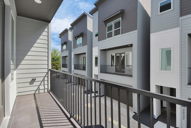 Building Photo - 3024 Live Oak St