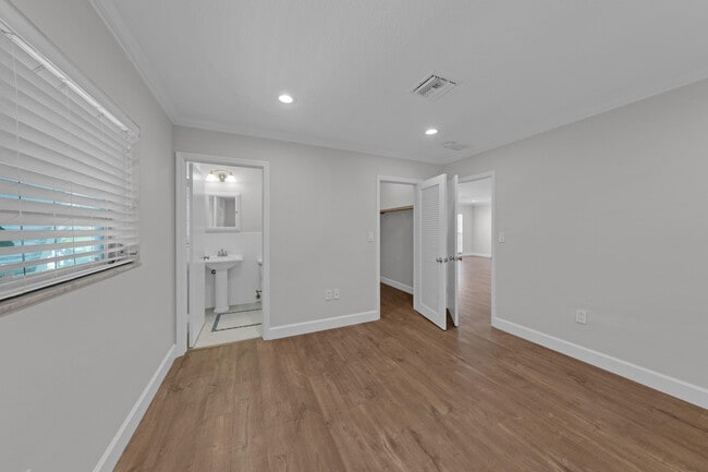 Building Photo - 900 NE 4th St