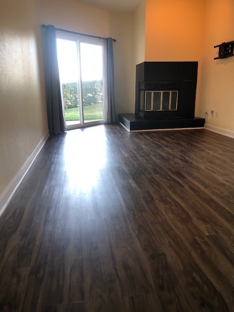 Spacious living room with a fireplace - 2450 Wickersham Ln