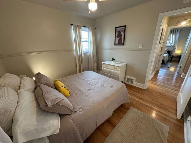 Building Photo - 2933 Ivanhoe St