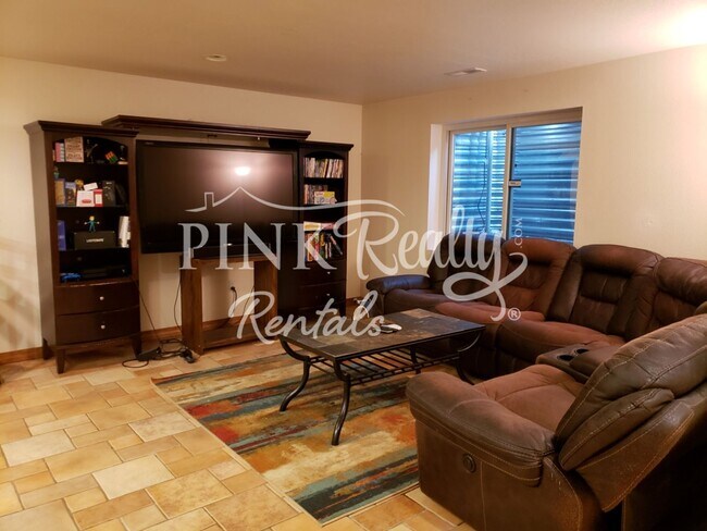 Building Photo - Gorgeous 5 Bedroom Home in D20!
