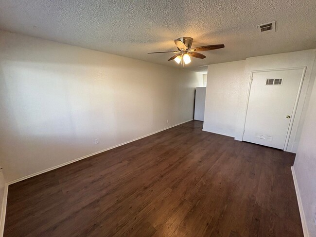 Building Photo - 3939