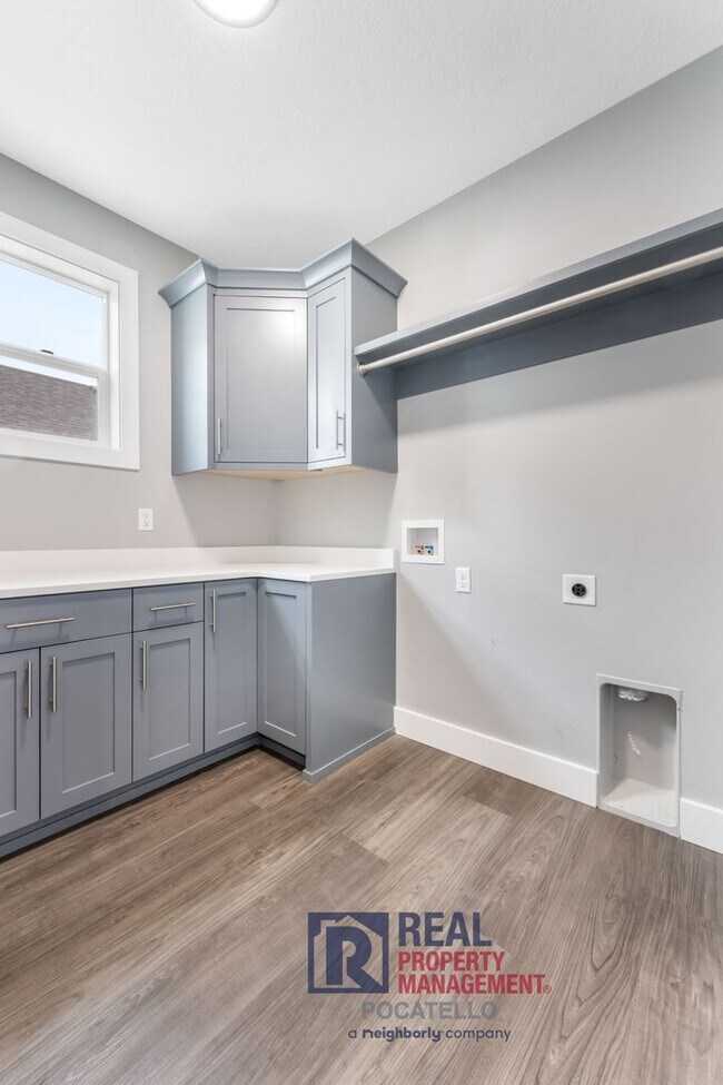 Building Photo - MOVE IN SPECIAL - Beautiful Brand New 6 be...