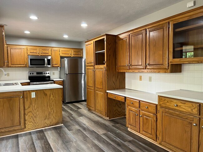 Building Photo - 3 Bedroom With 4th Non-Conforming In Diamo...