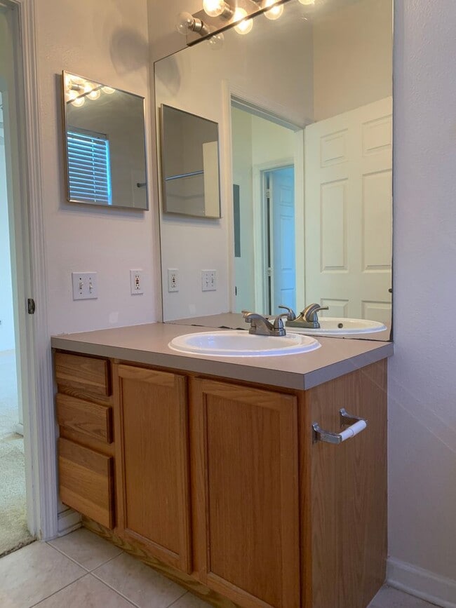 Building Photo - Lovely 3 Bedroom 2 Bath Condo