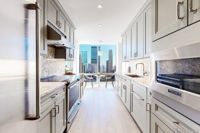 Building Photo - 641 5th Ave