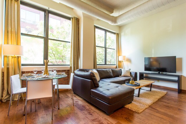 Building Photo - 812 W Van Buren St