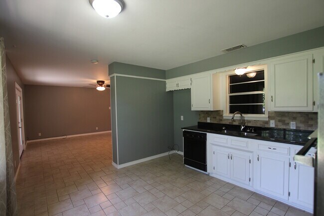 Building Photo - 2930 Williamsburg Dr