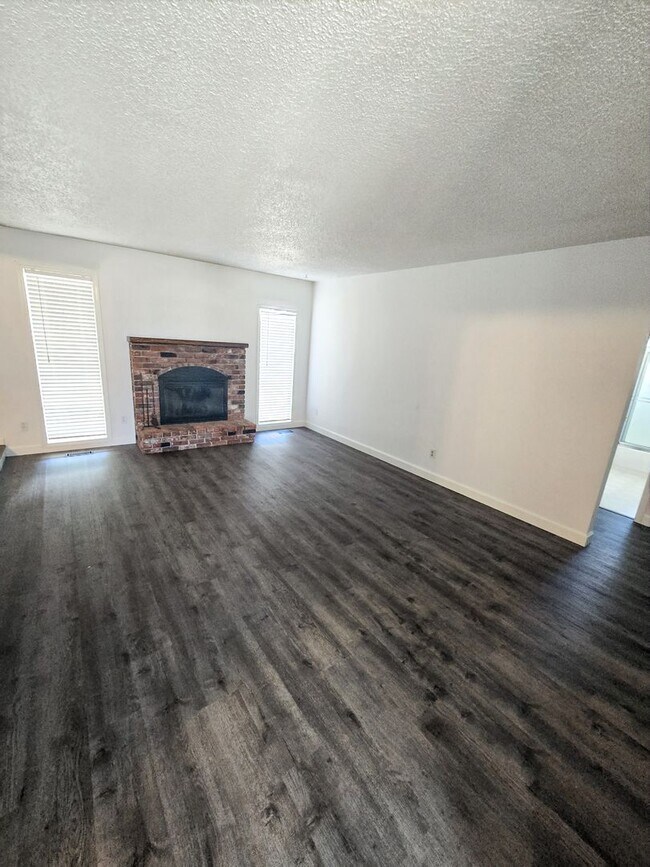 Building Photo - 11613 Pacific Ct NE