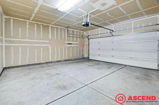 Building Photo - 3 Bedroom Home Off Mountain Ridge and Taft...