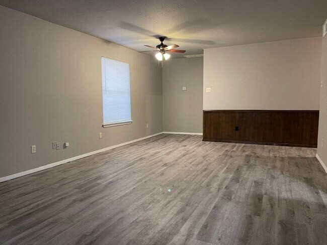 Building Photo - 919-921 West Rochelle Road