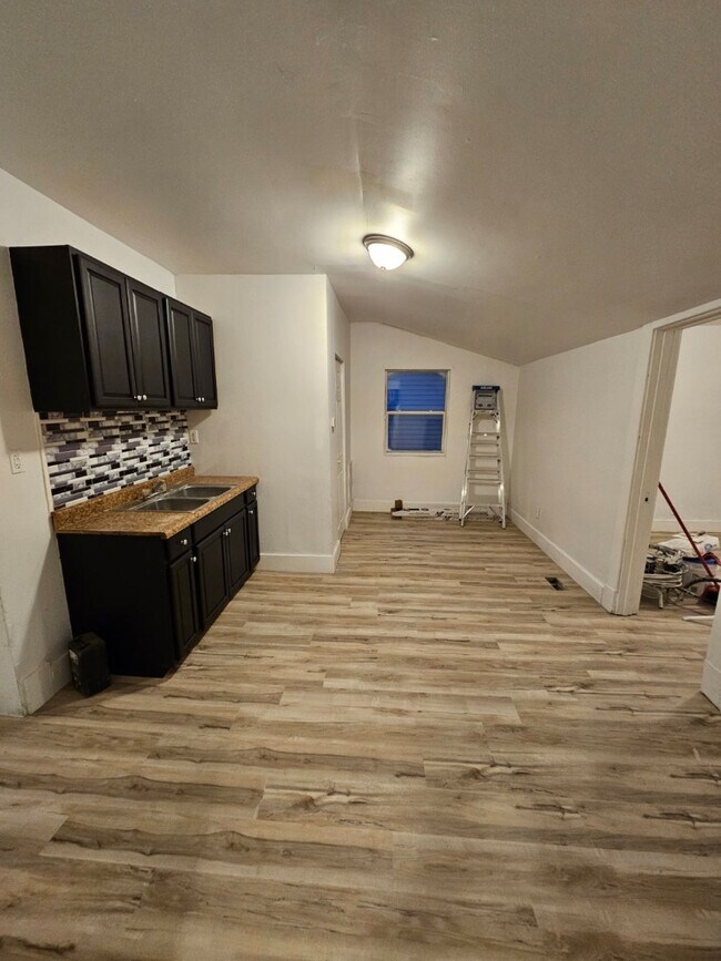 Building Photo - 1206 W 25th St