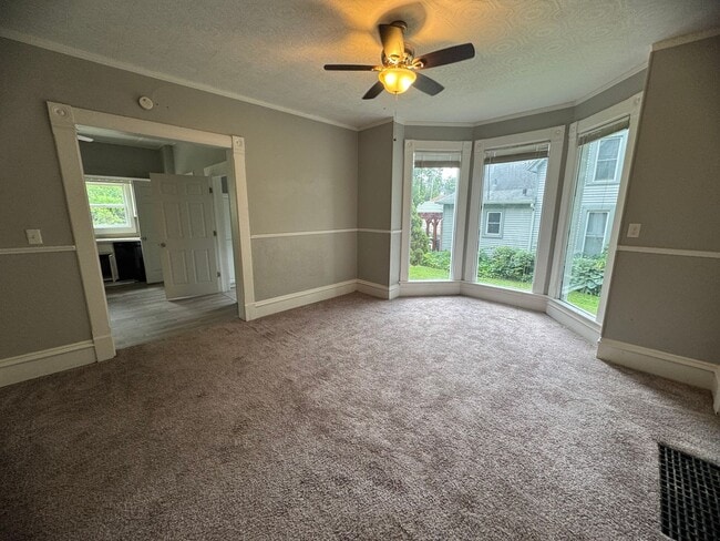 Building Photo - 4 bedroom, 2 bath house in Davenport