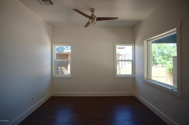 Building Photo - 118 E 18th St