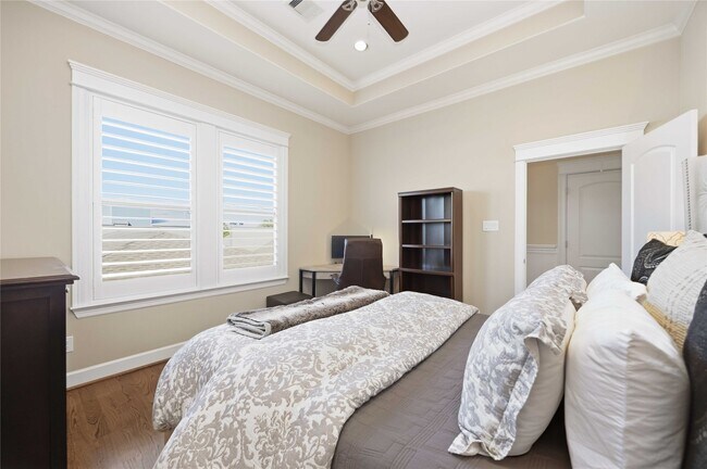 Building Photo - 621 Rutland St