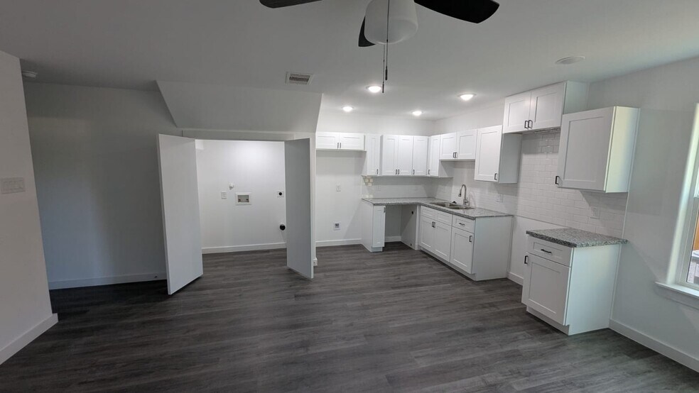 Building Photo - 2310 Wavell St