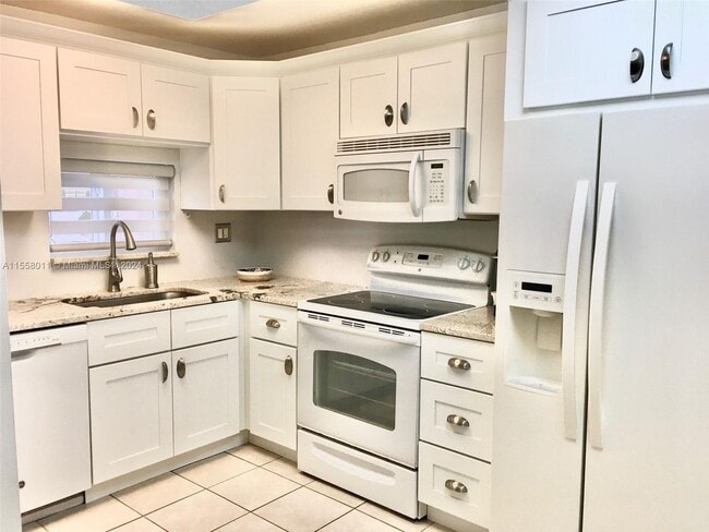 Primary Photo - 9410 N Hollybrook Lake Drive 103, Pembroke...