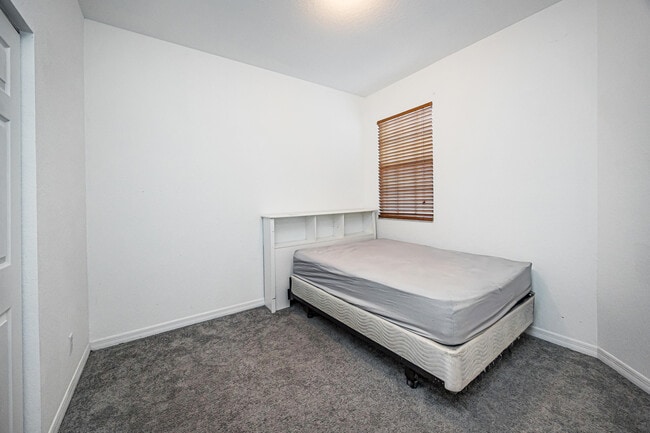 Building Photo - 3021 Grandiflora Dr