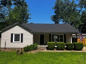 Building Photo - Freshly updated home with privacy fence in...