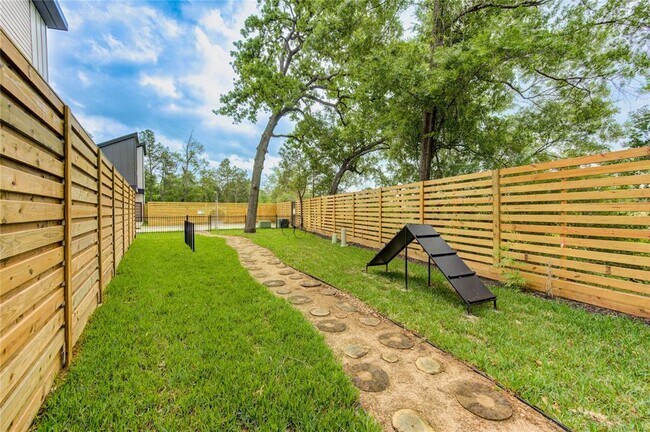 Building Photo - 13103 Honey Suckle Ridge Ln