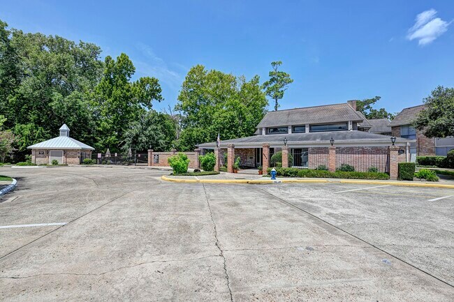 Building Photo - 2230 S Piney Point Rd