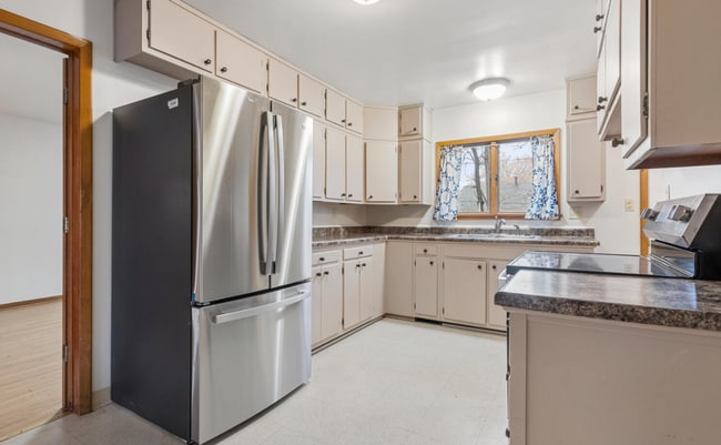 Building Photo - 1320 Alms Dr