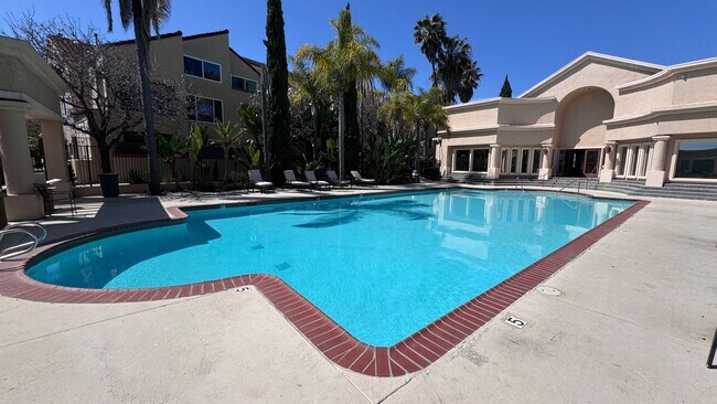 Building Photo - 1 Bedroom in Venetian Gated Community